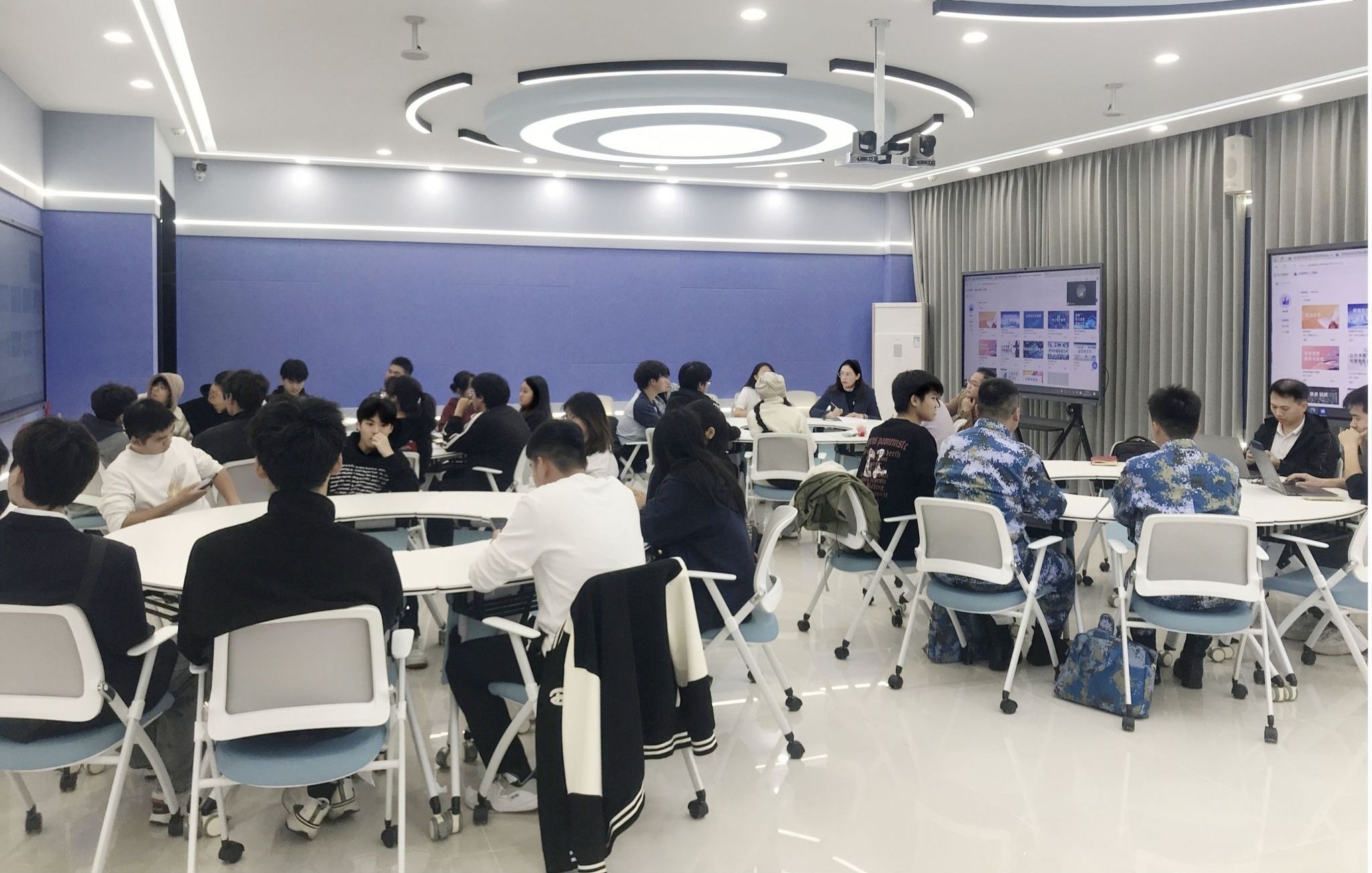 聚焦前沿教育，傾聽(tīng)學(xué)子心聲——我校召開(kāi)AI課程使用情況學(xué)生座談會(huì)